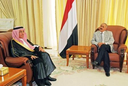 رئيس الجمهورية أثناء استقباله وفد شركة (اكوابور) الدولية السعودية أمس